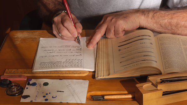 Reconstitution personnelle de vieux souvenirs de l'enfance... pupitre d'écolier, encrier, encre, plumes, porte-plume, papier buvard, coffre à crayons...
