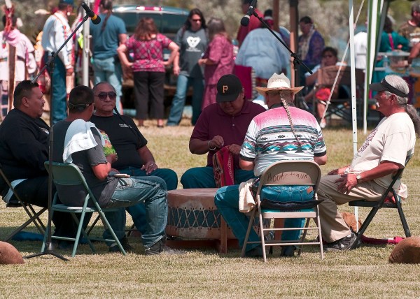 Le maître-chanteur est situé à la droite sur cette photo ; il fait face au maître de cérémonie.