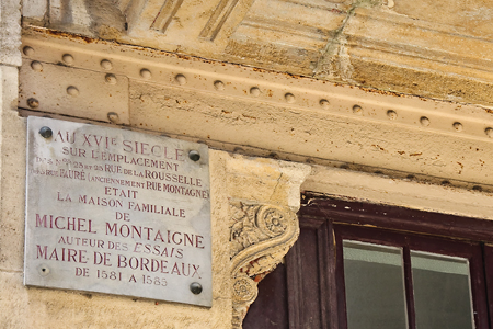 Les édiles de Bordeaux ont lu le Journal de voyage de Stendhal. On trouve aujourd'hui une plaque à l'emplacement de la maison où vécue le maire de Bordeaux il y a plus de quatre siècles.