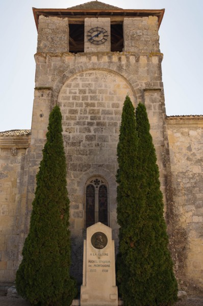 Stèle à la mémoire de Michel de Montaigne devant l'entrée du château où il a vécu.