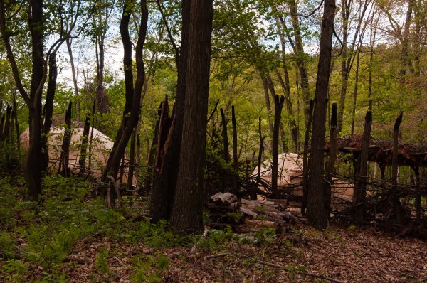 Au Meadowcroft Rochshelter and Historic Village : reconstitution d'un village amérindien de la vallée de la Monongahela, en Pennsylvanie, avant le contact avec les Européens.