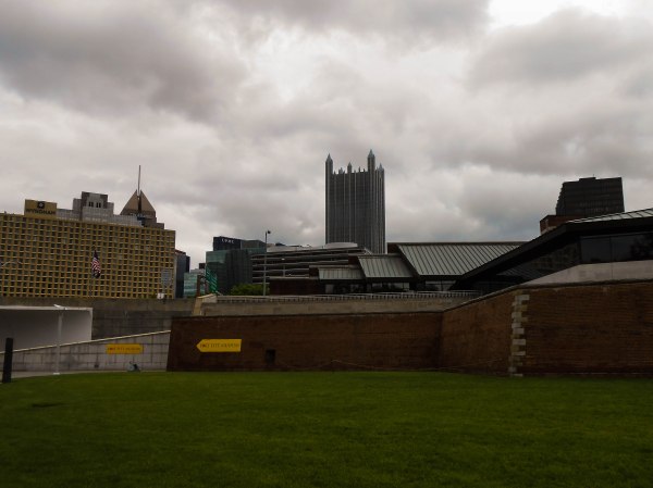 Le Musée du Fort Pitt est en partie recouvert par des autoroutes, à la pointe de confluence entre les rivières Alleghany et Monongahela.