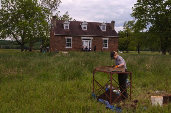 Travaux d'archéologie sur un des sites du Hopewell Culture National Historical Park
