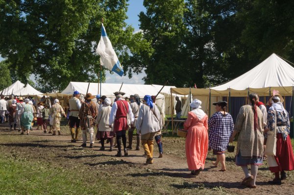 Les Français quitte le Fort de Chartres sur un sentier balisé de boue...