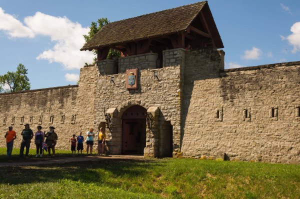 La porte du Fort de Chartres, qui a été reconstitué par l'État de l'Illinois, graduellement, depuis un siècle.