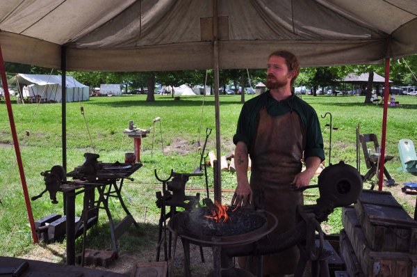 Démonstration du travail de forge. Cet artisan a appris ces techniques de son grand-père. Il travaille le métal, pour le plaisir, à titre amateur. Ce n'est pas sa profession.