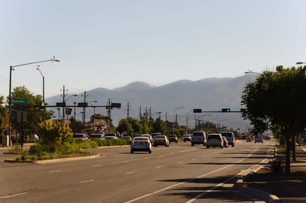 En attendant l'autobus qui amène les passagers vers le cœur historique de Santa Fe, sur Cerrillos Drive, le matin... La chaîne de montagne Sangre de Christo, en arrière-plan.