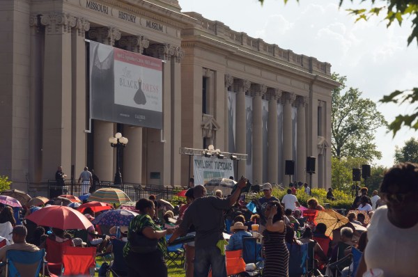 En attendant le début du concert en plein air, devant le Missouri History Museum à Saint-Louis